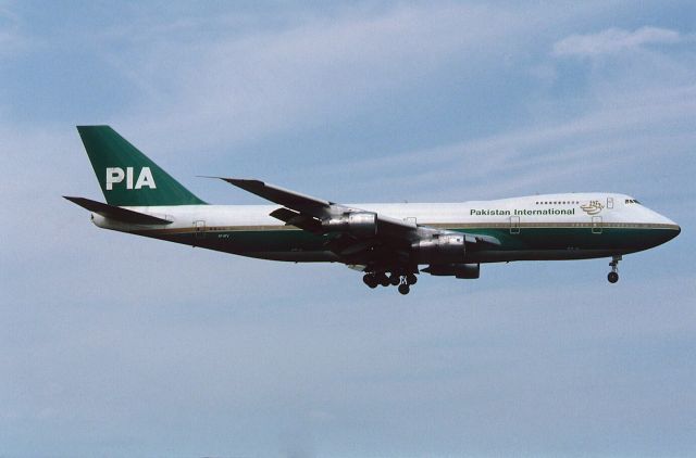 Boeing 747-200 (AP-AYW) - Final Approach to Narita Intl Airport Rwy16 on 1986/08/16