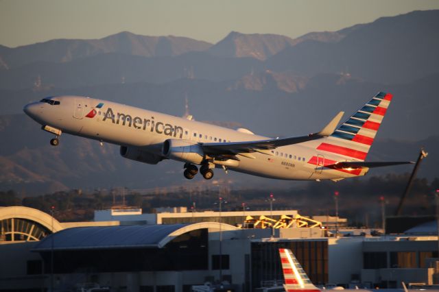 Boeing 737-800 (N880NN)