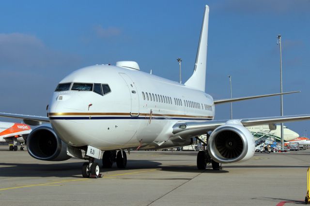 Boeing 737-700 (A6-RJU)