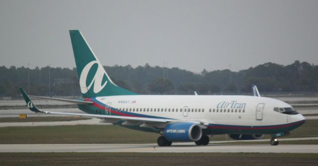 Boeing 737-700 (N166AT) - Taxiing in at RSW on 02/11/2011