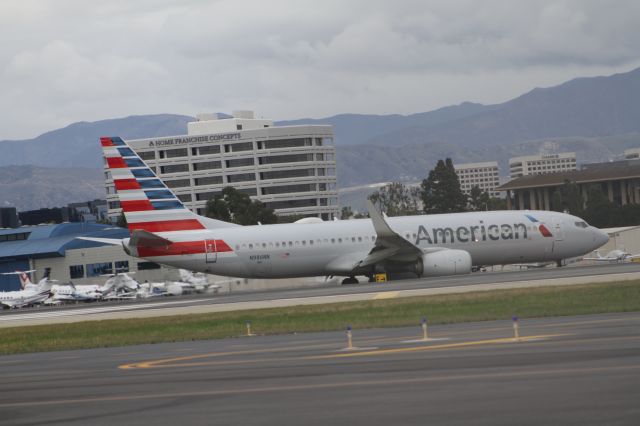 Boeing 737-800 (N986NN)