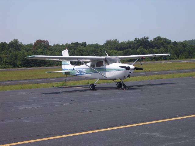 Cessna Skyhawk (N8711B) - Parked at FFC