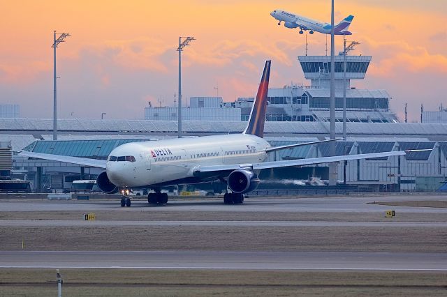 BOEING 767-400 (N830MH)