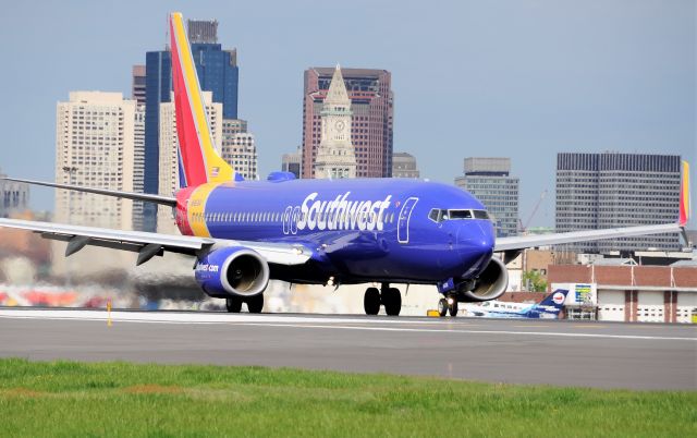 Boeing 737-800 (N8668A)