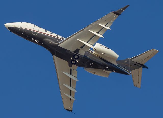 Canadair Challenger 350 (N588FX) - A Bombardier Challenger 350 climbs out overhead from KSBN.