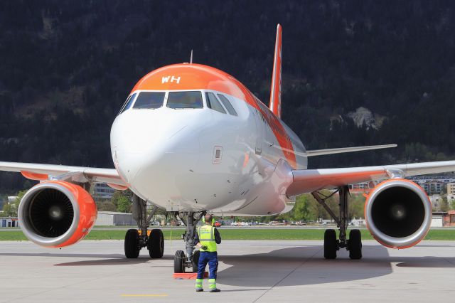 Airbus A320 (G-EZWH)