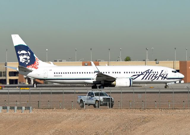 Boeing 737-800 (N563AS)