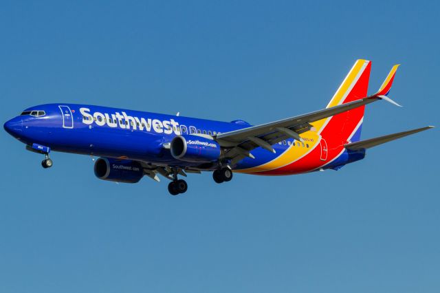 Boeing 737-800 (N8514F)