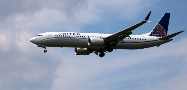 Boeing 737 MAX 9 (N37518) - On final is this brand new United Airlines Boeing 737-9 in the Summer of 2021.