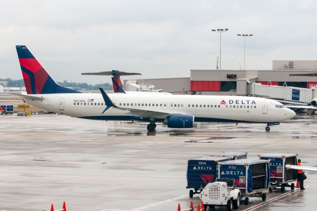 Boeing 737-900 (N872DN) - Concourse A Gate 31