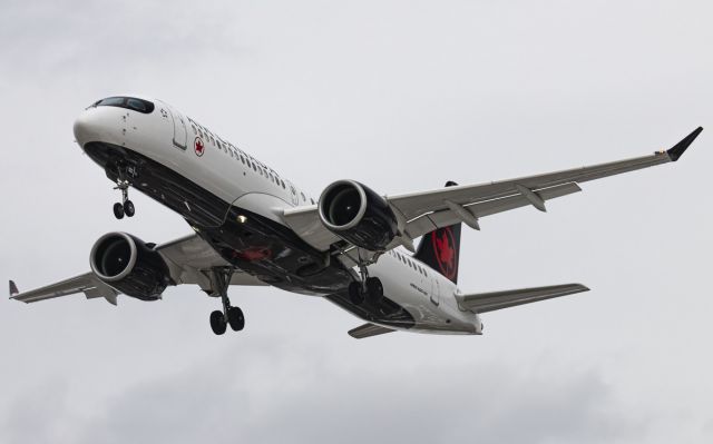 Airbus A220-300 (C-GUAC)