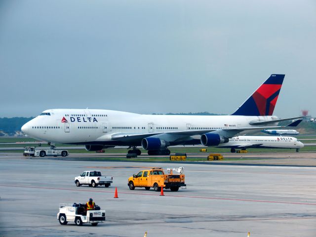 Boeing 747-400 (N664US)