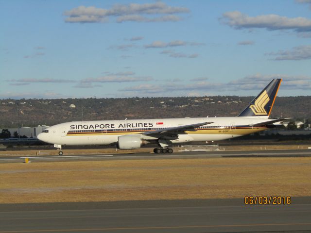 Boeing 777-200 (9V-SQM) - Singapore Airlines B772-ER to Singapore as SIA214. 