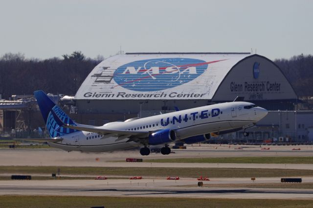 Boeing 737-800 (N27213) - UAL486 passing by the iconic NASA hangar while departing RWY 6R, bound for Denver (DEN) Sunday 10 Apr 2022. 