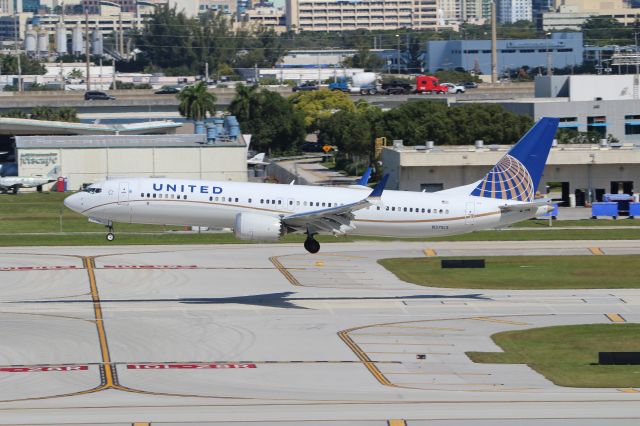 Boeing 737 MAX 9 (N37513)