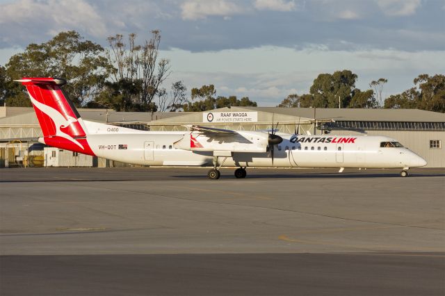 de Havilland Dash 8-400 (VH-QOT) - QantasLink (VH-QOT) Bombardier DHC-8-402Q taxiing at Wagga Wagga Airport.