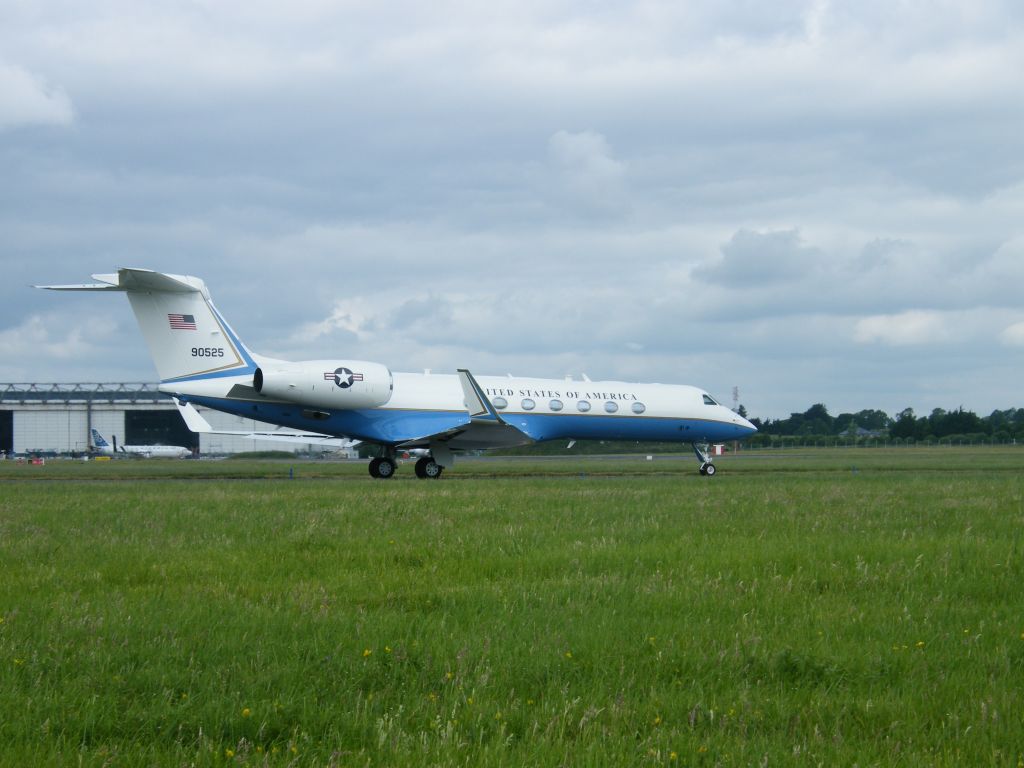 Gulfstream Aerospace Gulfstream V (09-0525) - 09-0525 Gulfstream G550 CN 5247  OF USAF Seen departing shannon on the 22-06-2010 ex N847GA HEX CODE AE4A81