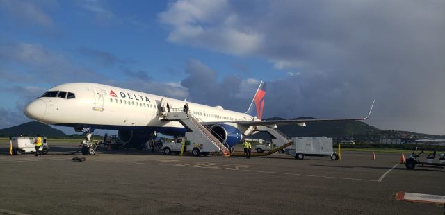 Boeing 757-200 (N547US)