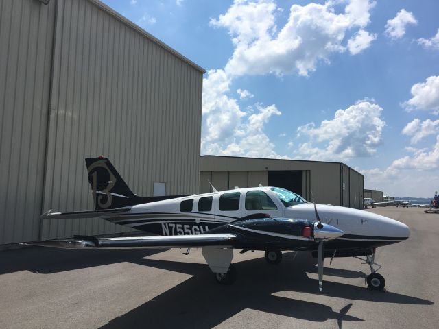 Beechcraft Baron (58) (N755GH) - Nashvilles John Tune airport for the total solar eclipse