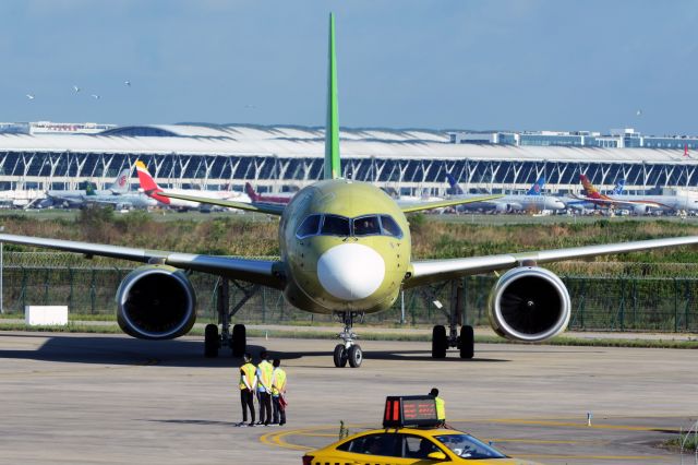 COMAC C-919 (B-001E) - Taxing back to the hanger after its first flight test at ZSPD/PVG.