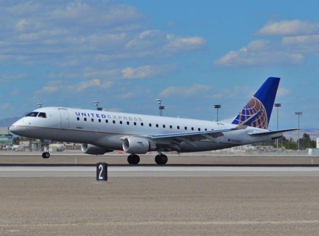 Embraer 170/175 (N136SY)