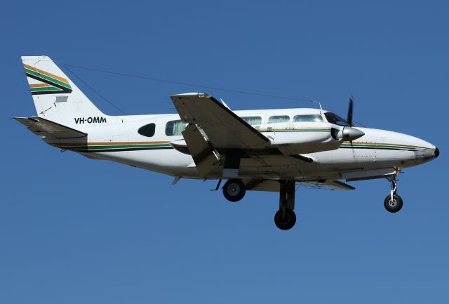 Piper Navajo (VH-OMM)