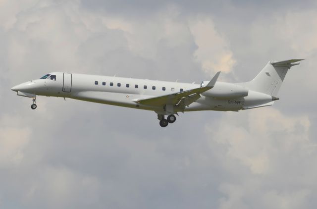 Embraer ERJ-135 (9H-WFC)