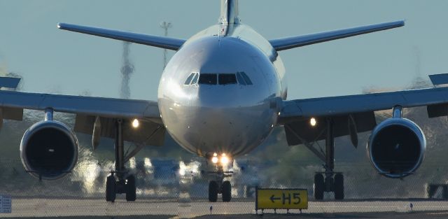 Airbus A300F4-600 (N140UP) - phoenix sky harbor international airport 18OCT22