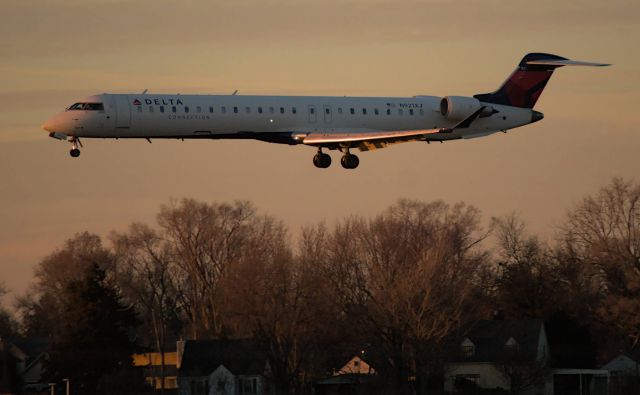 Canadair Regional Jet CRJ-900 (N921XJ) - 12/12/21 LANDING ON RUNWAY 23 4:34PM