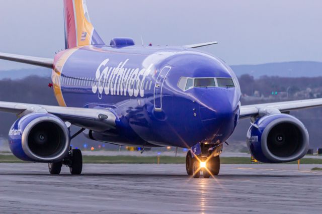 Boeing 737-700 (N556WN) - WN8425 taxies to gate 4 after a flight from MCO.