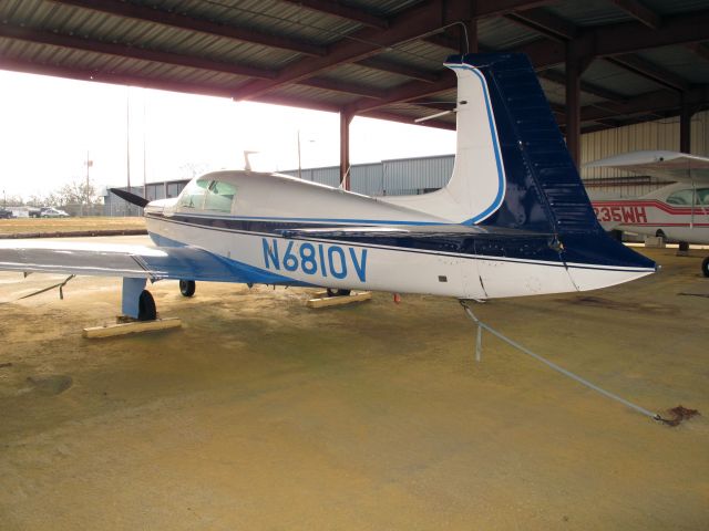 Mooney M-20 (N6810V) - A very nice Mooney. Please niot the shapte of the tail fin.