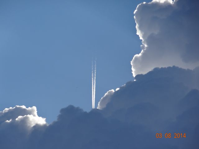 — — - Überflug - Cloud swallows Jet -