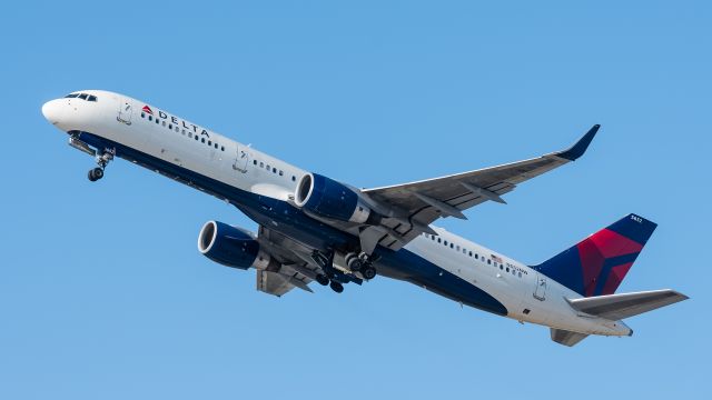 Boeing 757-200 (N552NW) - N552NWbr /B752 CN:26499br /DAL1826 FLL-ATLbr /2017-04-07 KFLL RWY 28Rbr /Photo:Rafael Zorrilla