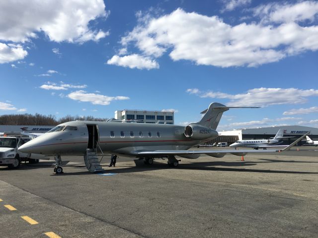 Canadair Challenger 350 (N352VJ)