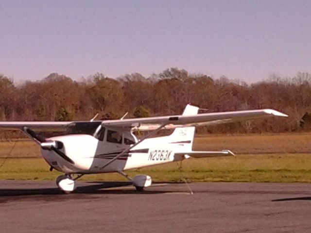 Cessna Skyhawk (N2363K) - The bird I soloed in