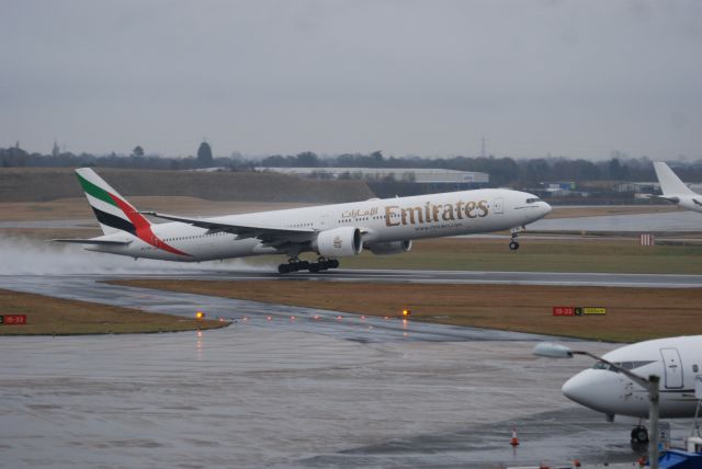 Airbus A340-300 (A6-EMI) - ROTATE POINT