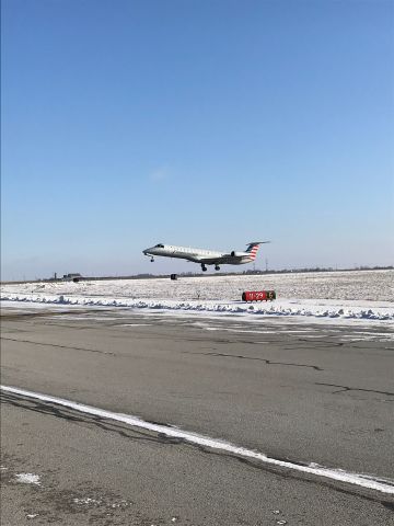 Embraer ERJ-145 (N690AE)