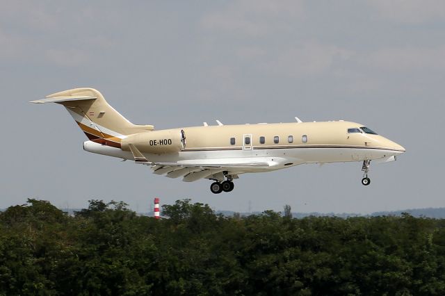 Bombardier Challenger 300 (OE-HOO)