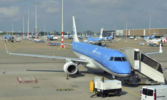 Embraer ERJ-190 (PH-EZM) - KLM Cityhopper Embraer ERJ-190STD PH-EZM in Amsterdam 