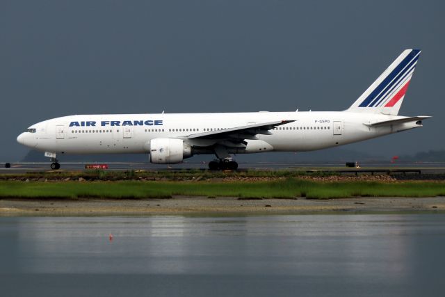 Boeing 777-200 (F-GSPO) - AFR 333 ready to depart back to Paris after heavy thunderstorms held all ground traffic.