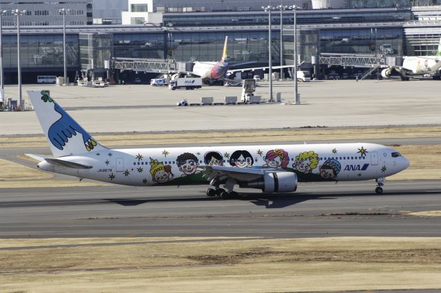 BOEING 767-300 (JA8674) - Landing at Haneda Intl Airport Rwy34L on 2014/01/13 "ANA 60th Anniversary Dream Jet YOU&ME "