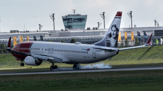 Boeing 737-700 (LN-DYT)