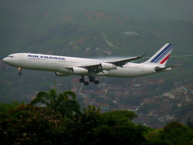 Airbus A340-600 (F-GLZT)