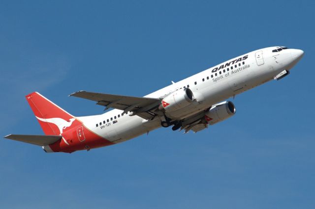 BOEING 737-400 (VH-TJY) - Heading skywards off runway 23. Thursday 4th April 2013.