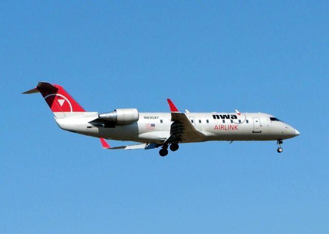 Canadair Regional Jet CRJ-200 (N830AY) - Landing on runway 05 at the Shreveport Regional Airport.