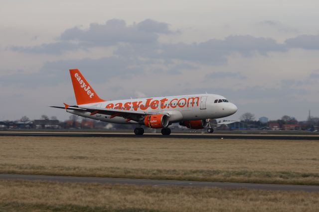 Airbus A319 (G-EZIV)