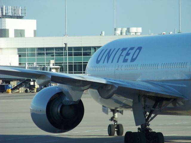 Boeing 777-200 (N211UA)