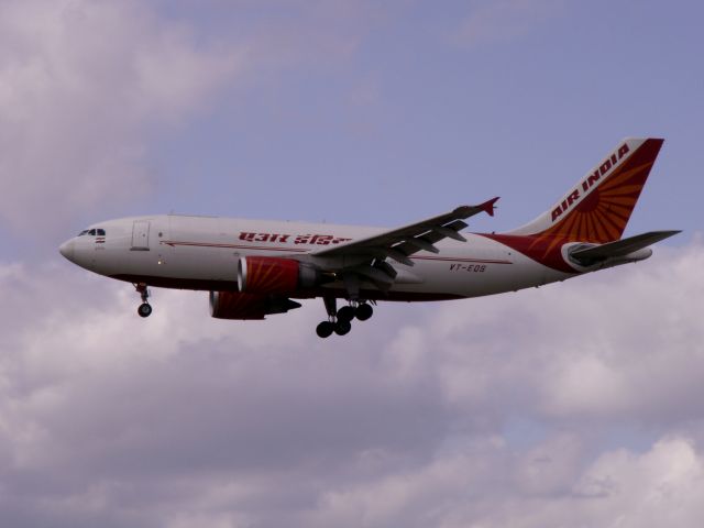 Airbus A310 (VT-EQS) - Eine A310-300F der Air India Cargo mit der Reg VT-EQS schwebt am 21.03.2008 zur Landung in FRA ein.