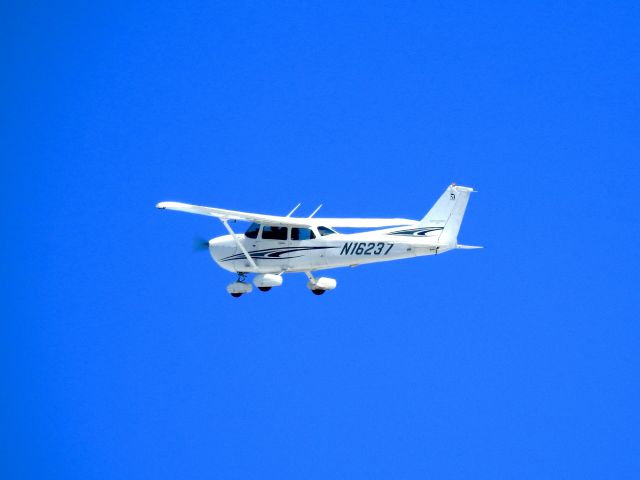 Cessna Skyhawk (N16237)