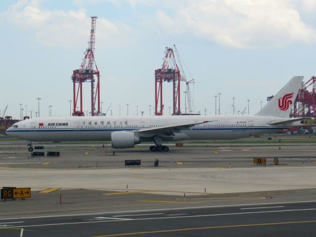 BOEING 777-300 (B-2046)